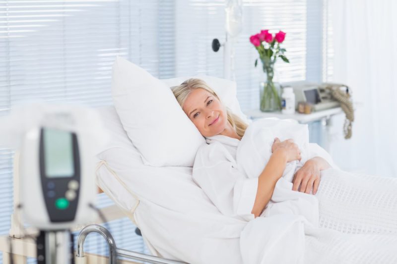 Frau im Krankenbett